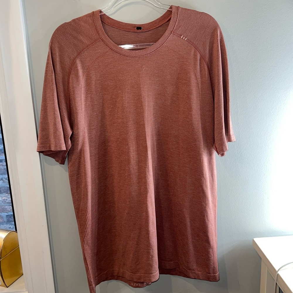 Lululemon men’s red short sleeve shirt